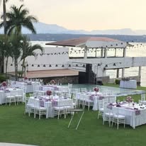 Mesa principal con vista al lago