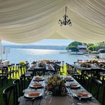 Montaje elegante de boda frente al lago en Jardín Corona Teques